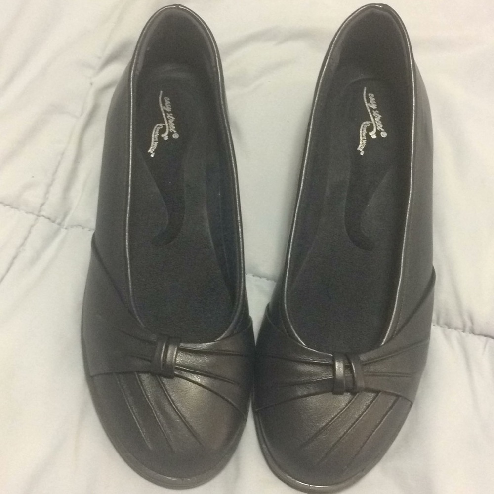 Never worn dark navy blue flats. Squishy foam heel